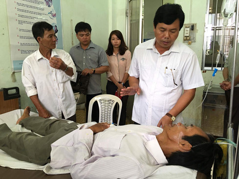Ông Nguyễn Tiến Hải, Chủ tịch UBND tỉnh Cà Mau đến thăm hỏi các nạn nhân vụ ngạt khí