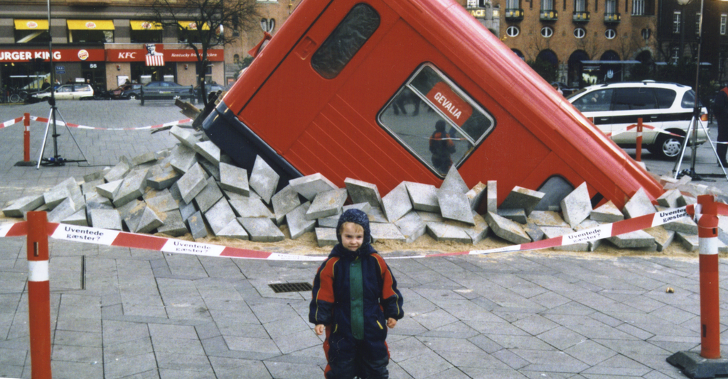 Một xe buýt đâm xuống đất, trò đùa ngày Cá tháng Tư năm 2001 tại Copenhague