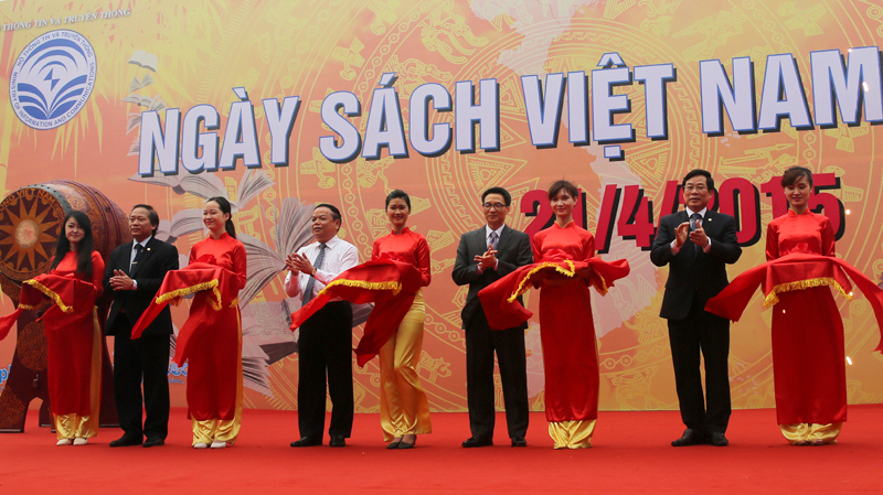  Phó Thủ tướng Vũ Đức Đam đã đến tham quan và cắt băng khai mạc ngày hội sách Việt Nam 