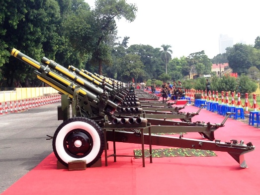 Đây là loại đạn chuyên sử dụng cho pháo lễ, được cải tiến từ đạn pháo loại 105 mm từng giúp Campuchia phục vụ lễ tang cựu Quốc vương. Ảnh VnExpress