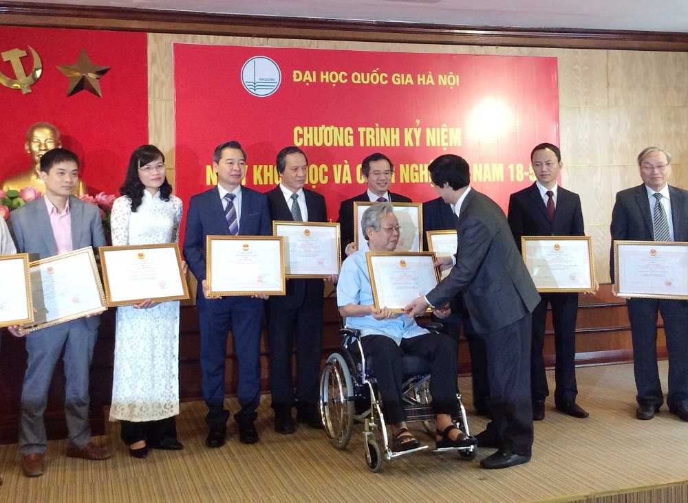 Đại học Quốc gia Hà Nội trao tặng giải thưởng cho các nhà khoa học có thành tích xuất sắc
