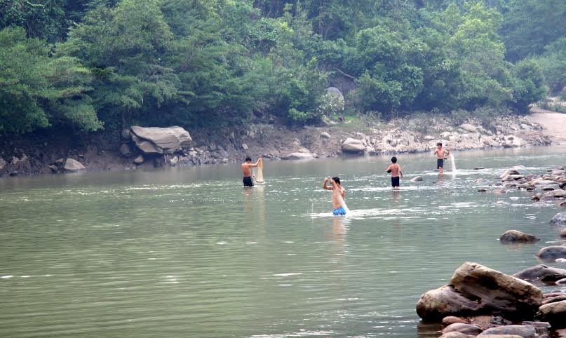 Dân, quân Nghệ An đã tìm kiếm tung tích 2 chị em bị nước cuốn trôi suốt nhiều giờ
