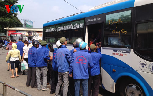 Khách chưa kịp xuống, xe ôm đã đứng chật kín cửa xe