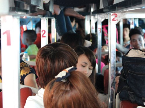 Xe giường nằm cũng chen chúc khách ngồi