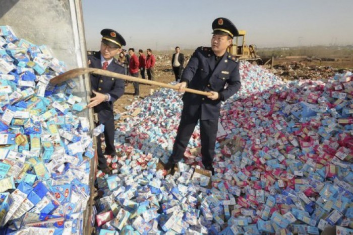 10.000 container chứa sữa kém chất lượng vừa được phát hiện ở Trung Quốc