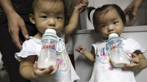 Nghi vấn sử dụng sữa giả cho các bé tại trường mầm non tại Trung Quốc 