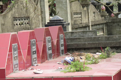 Bát hương các ngôi mộ tại nghĩa trang Kha Lâm bị đập vỡ hàng loạt
