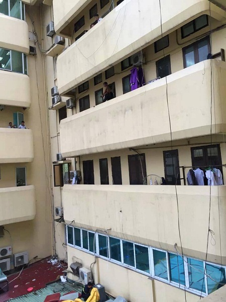 Lực lượng chức năng giải cứu đối tượng nghi ngáo đá ở Bệnh viện Nhiệt đới Trung ương