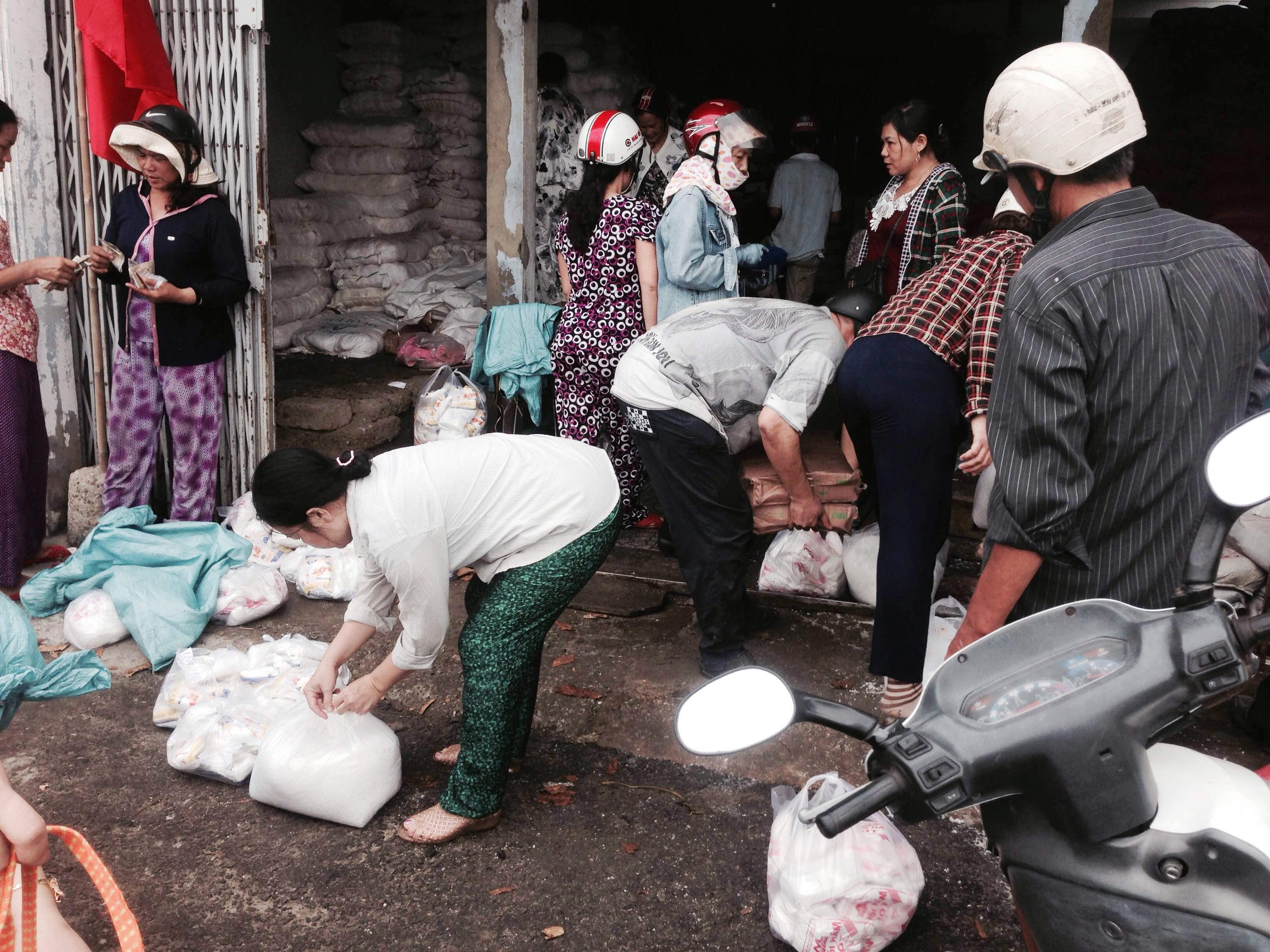 Thừa Thiên - Huế người dân lo ngại muối kém chất lượng, đổ xô đi mua