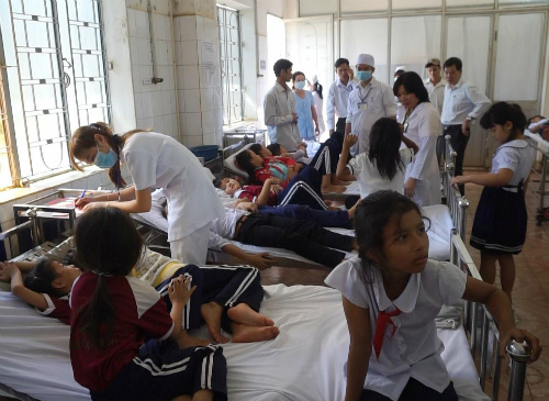 Các em học sinh được điều trị tại bệnh viện