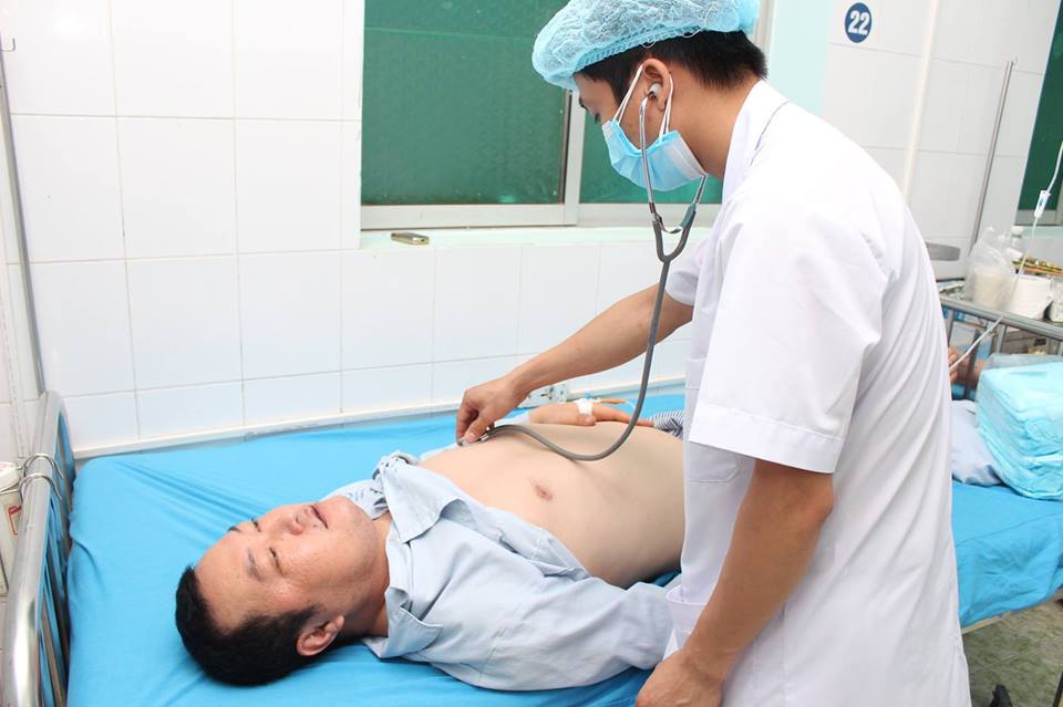 Bệnh nhân bị ngộ độc lá cây hoa Chuông đang được cấp cứu tại bệnh viện
