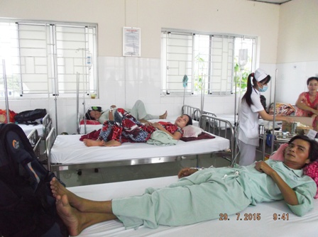 Các bệnh nhân đang điều trị ngộ độc bánh mì tại Vĩnh Long