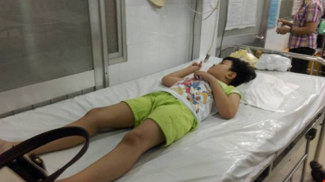 Học sinh trường tiểu học Trần Quang Khải nhập viện với các dấu hiệu ngộ độc thực phẩm như nôn ói, đau bụng