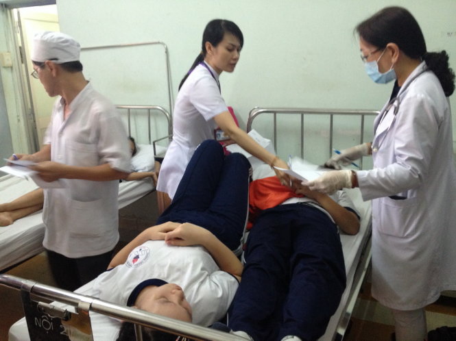 Các em học sinh trường tiểu học Trần Quang Khải đang được theo dõi tại Bệnh viện quận 1 vì nghi bị ngộ độc thực phẩm tập thể