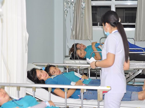 Công nhân bị ngộ độc thực phẩm tập thể đang điều trị tại bệnh viện Đa khoa Đồng Nai