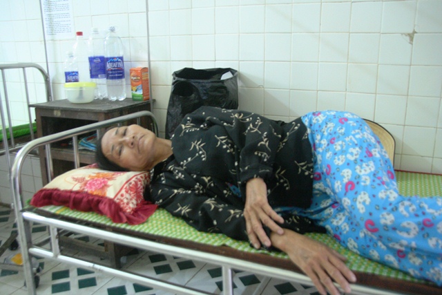 Bệnh nhân Nguyễn Thị Nở (50 tuổi) đang nằm viện vì bị ngộ độc thực phẩm nặng