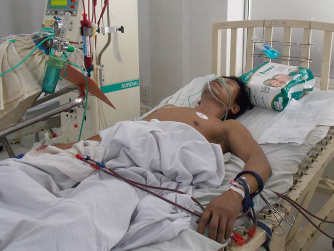 Bệnh nhân Phạm Phú Nhàn đang lọc thận tại Bệnh viện đa khoa Quảng Nam sau vụ ngộ độc thực phẩm