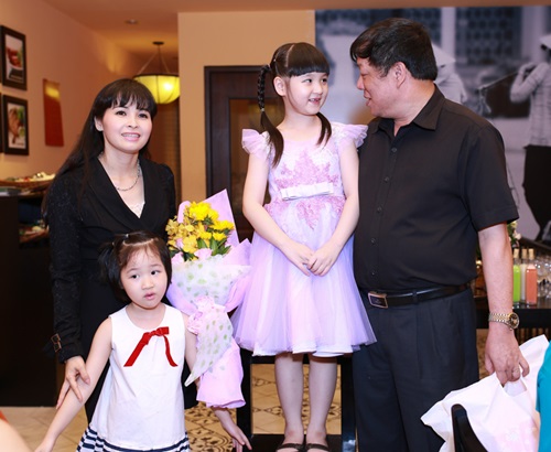 Ngô Phương Bích Ngọc vui vẻ bên bố mẹ và em gái