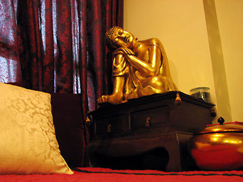 Khu vực thiền của Ngô Thanh Vân với bức tượng nhũ vàng