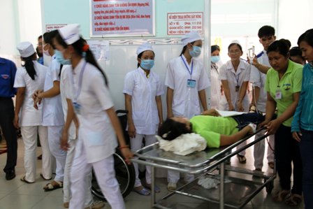 Công nhân được đưa tới bệnh viện đa khoa tỉnh Trà Vinh cấp cứu