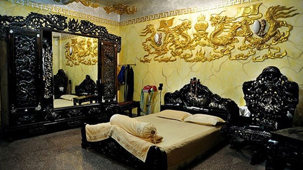 Phòng ngủ của Ngọc Sơn với bức tranh rồng nhũ vàng và nhiều đồ dùng quý giá
