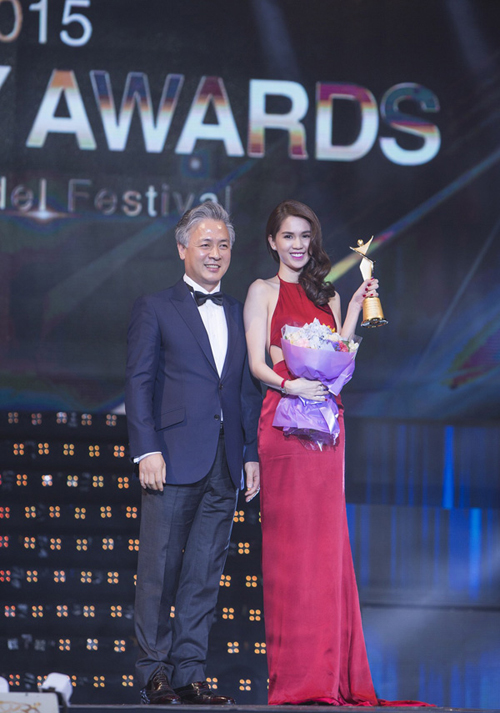 Vũ Khắc Tiếp cho biết Giải thưởng của Trinh do đích thân chủ tịch Hiệp hội người mẫu Hàn Quốc trao