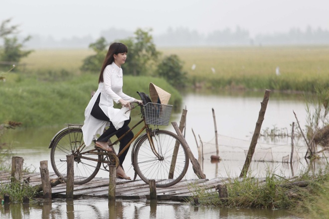 Nữ hoàng nội y - Ngọc Trinh đã lột xác thành gái quê đạp xe trên đường làng