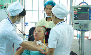 Chị Huyền tiếp tục được y b&aacute;c sĩ bệnh viện đa khoa Đồng Nai t&iacute;ch cực chữa trị