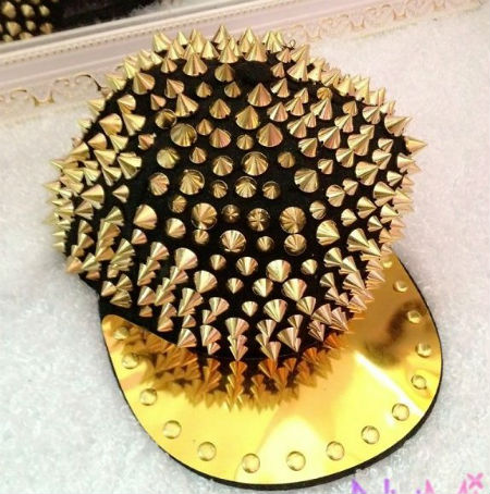  Một mẫu mũ tán đinh Hàn Quốc có giá gần 400.000 đồng trên thị trường. 