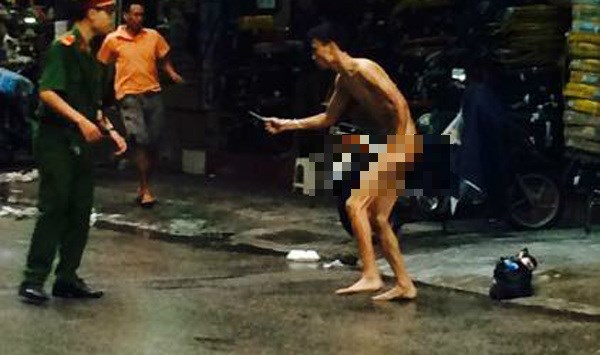 Hà Nội: Nam thanh niên cởi truồng cầm kéo 'múa chưởng' trên phố
