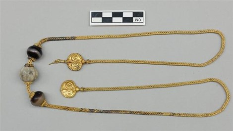Một số đồ trang sức mạ vàng được tìm thấy trong số kho báu