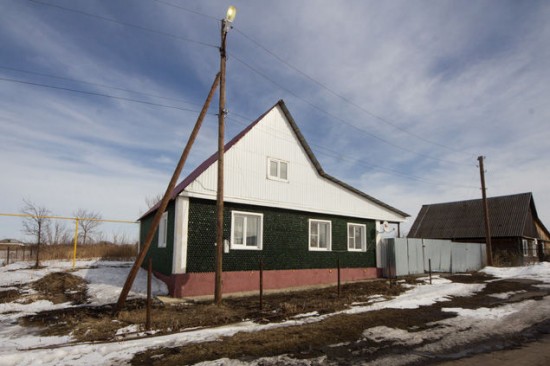 Ngôi nhà độc đáo được xây dựng gần như hoàn toàn bằng vỏ rượu champagne tọa lạc tại thành phố Chelyabinsk, Nga. Ảnh Valery Zvonarev