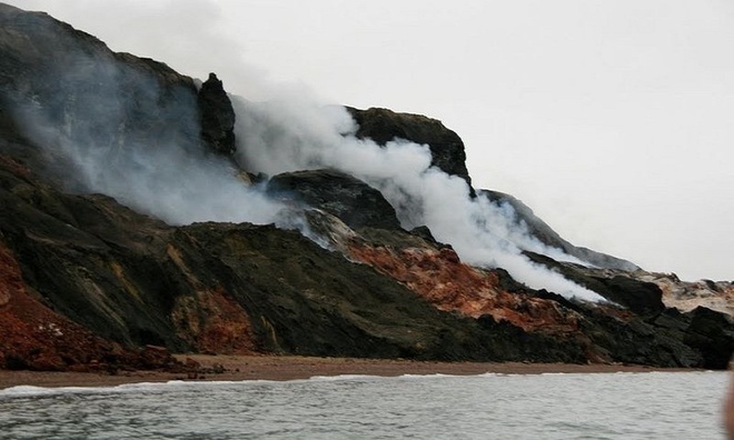 Ngọn đồi bốc khói nằm ở ở ven biển phía đông Cape Bathurst, Canada