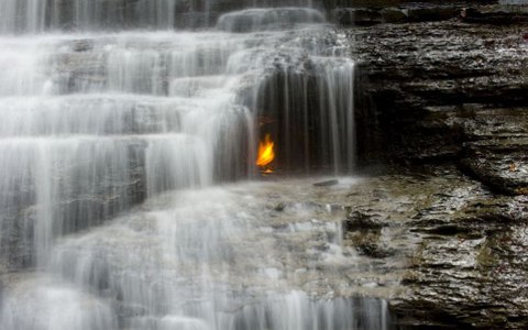 Ngọn lửa vĩnh cửu nằm ẩn trong thác nước phía Tây New York, Mỹ