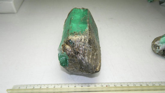 Một khối ngọc lục bảo 5000 carat được tìm thấy ở Nga