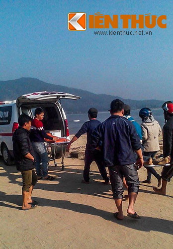 Ngư dân bị ngộ độc thực phẩm ở Hà Tĩnh được chuyển từ thuyền lên xe cấp cứu nhưng đã quá muộn