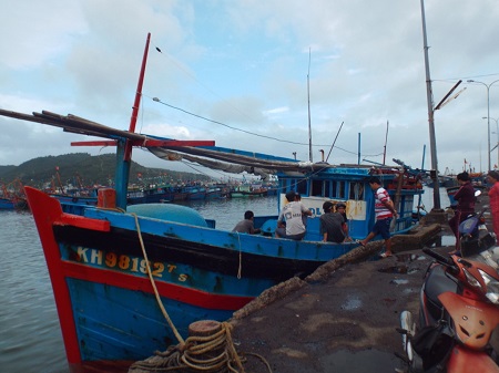 Một tàu cá ở Khánh Hòa bị ‘tàu lạ’ nghi tàu Trung Quốc cướp tài sản trên Biển Đông vào tháng 12/2014