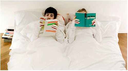 Bạn sẽ ngủ ngon hơn khi không đọc sách trên giường. Ảnh minh họa