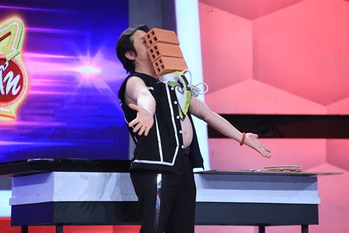 Huấn luyện vi&ecirc;n cảm xạ học Tạ Quang Th&agrave;nh mang đến m&agrave;n biểu diễn kh&ocirc;ng tưởng tại Người B&iacute; &Acirc;n tập 12 