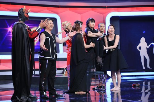 Đinh Ngọc Diệp dễ d&agrave;ng nhấc bổng Việt Hương chỉ bằng 2 ng&oacute;n tay 