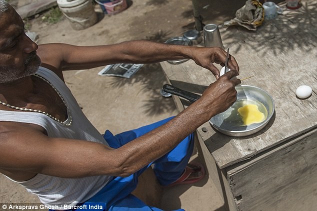 Một người dân Ấn Độ rán trứng bằng nắng nóng gần 50 độ C
