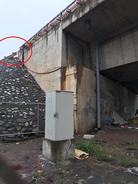 Điểm nghi vấn người đ&agrave;n &ocirc;ng đi xe m&aacute;y rơi từ đường tr&ecirc;n cao xuống