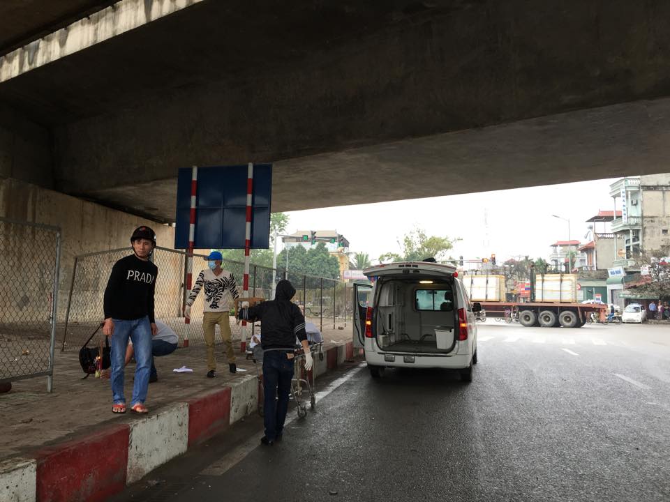 Chiếc xe chuy&ecirc;n dụng đến đưa thi thể nạn nh&acirc;n đi