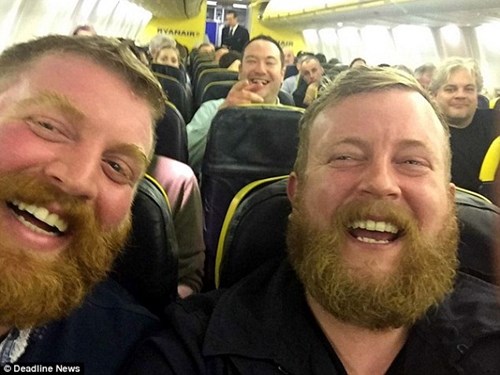 Hai người đ&agrave;n &ocirc;ng giống hệt nhau bất ngờ chạm mặt trong c&ugrave;ng chuyến bay 