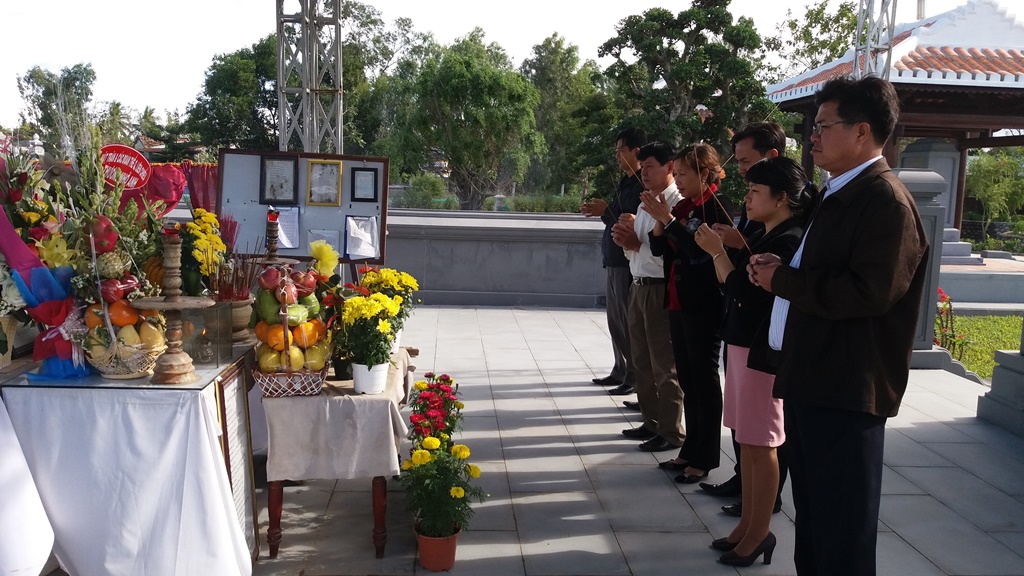 Nhiều người dân đến thắp hương, viếng mộ ông Nguyễn Bá Thanh 