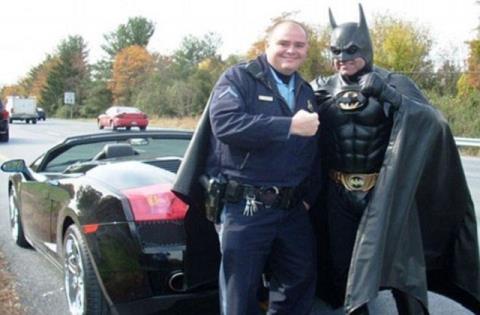 Tấm ảnh cảnh sát giao thông chụp cùng Người Dơi Robinson đã khiến siêu anh hùng đời thực được nhiều người biết đến