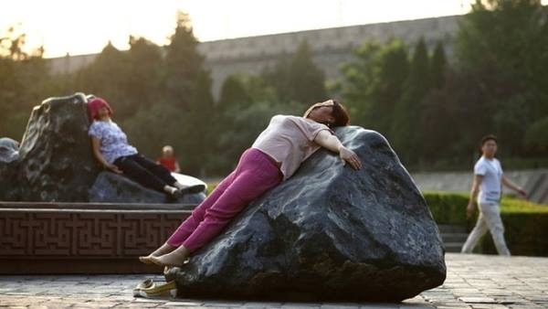 Nhiều phụ nữ tại Tây An, Trung Quốc nằm phơi mình trên đá để nâng cao sức khỏe 