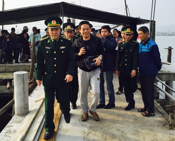 Du khách người Trung Quốc được ngư dân Quảng Bình, Việt Nam cứu sống trên biển (áo đen, ở giữa)