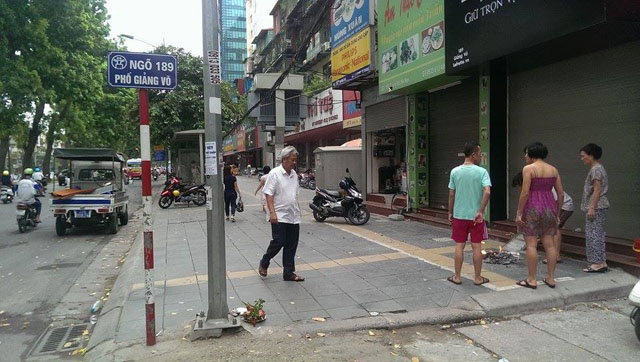 Người đ&agrave;n &ocirc;ng &ocirc;m ngực gục ng&atilde; tr&ecirc;n vỉa h&egrave;