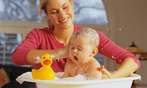 Các bà mẹ có con nhỏ cần đặc biệt cẩn trọng khi sử dụng sản phẩm ghế tắm cho trẻ